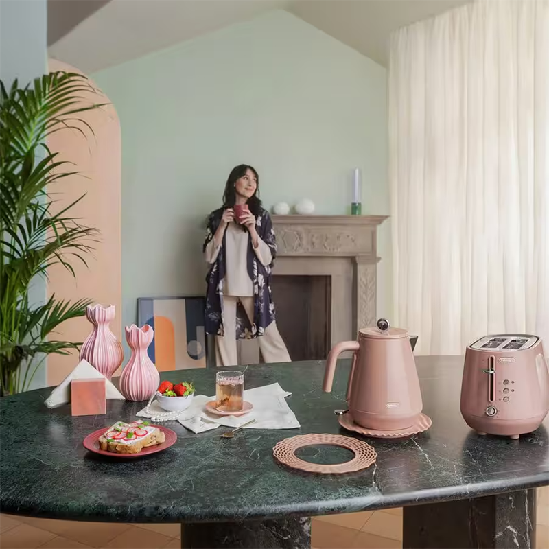 Delonghi Eclettica Electric Kettle - Playful Pink