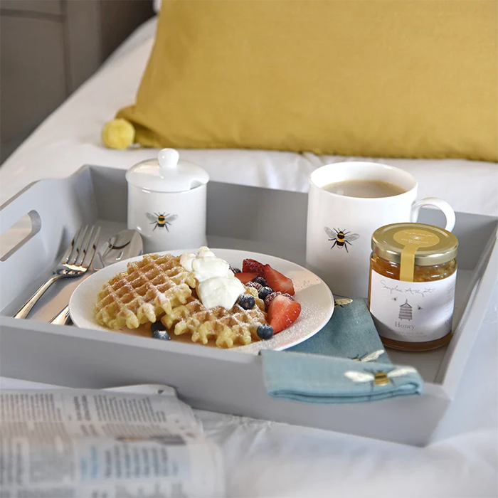Sophie Allport Solo Bee Mug – 275ml Fine Bone China Mug with Bee Design Gift Boxed Breakfast Tray