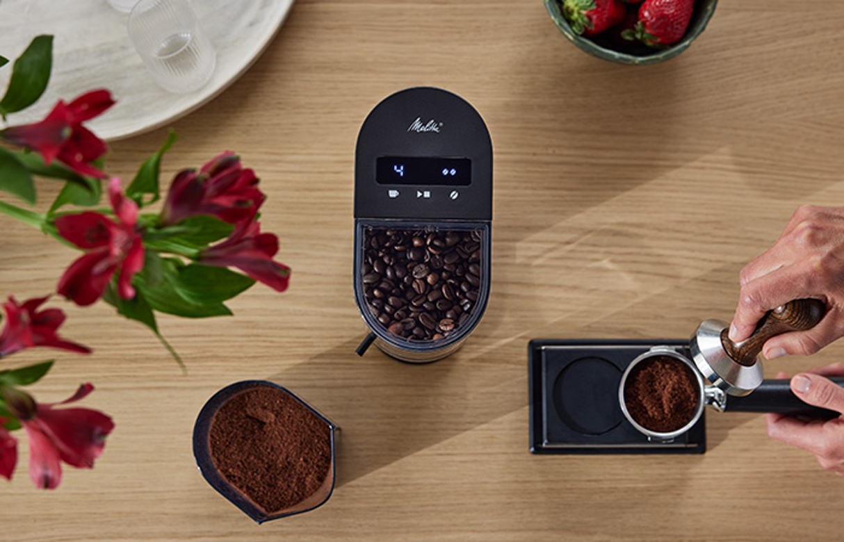 Melitta Linea grinder with freshly ground coffee and portafilter